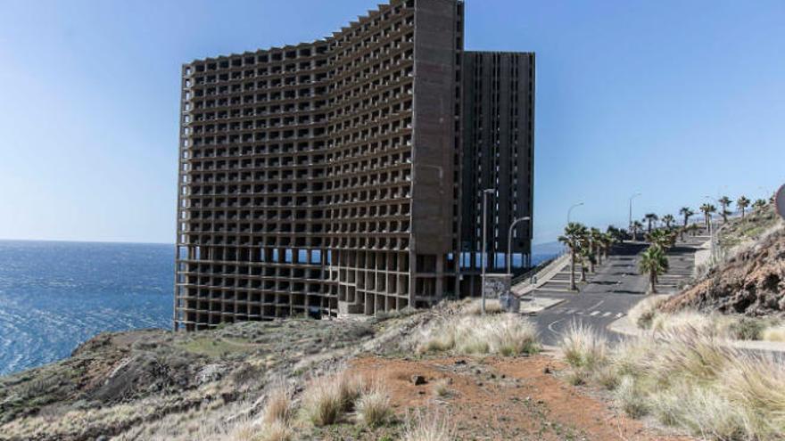 Exterior del inacabado hotel de Acorán, más conocido como &#039;mamotreto de Añaza&#039;.