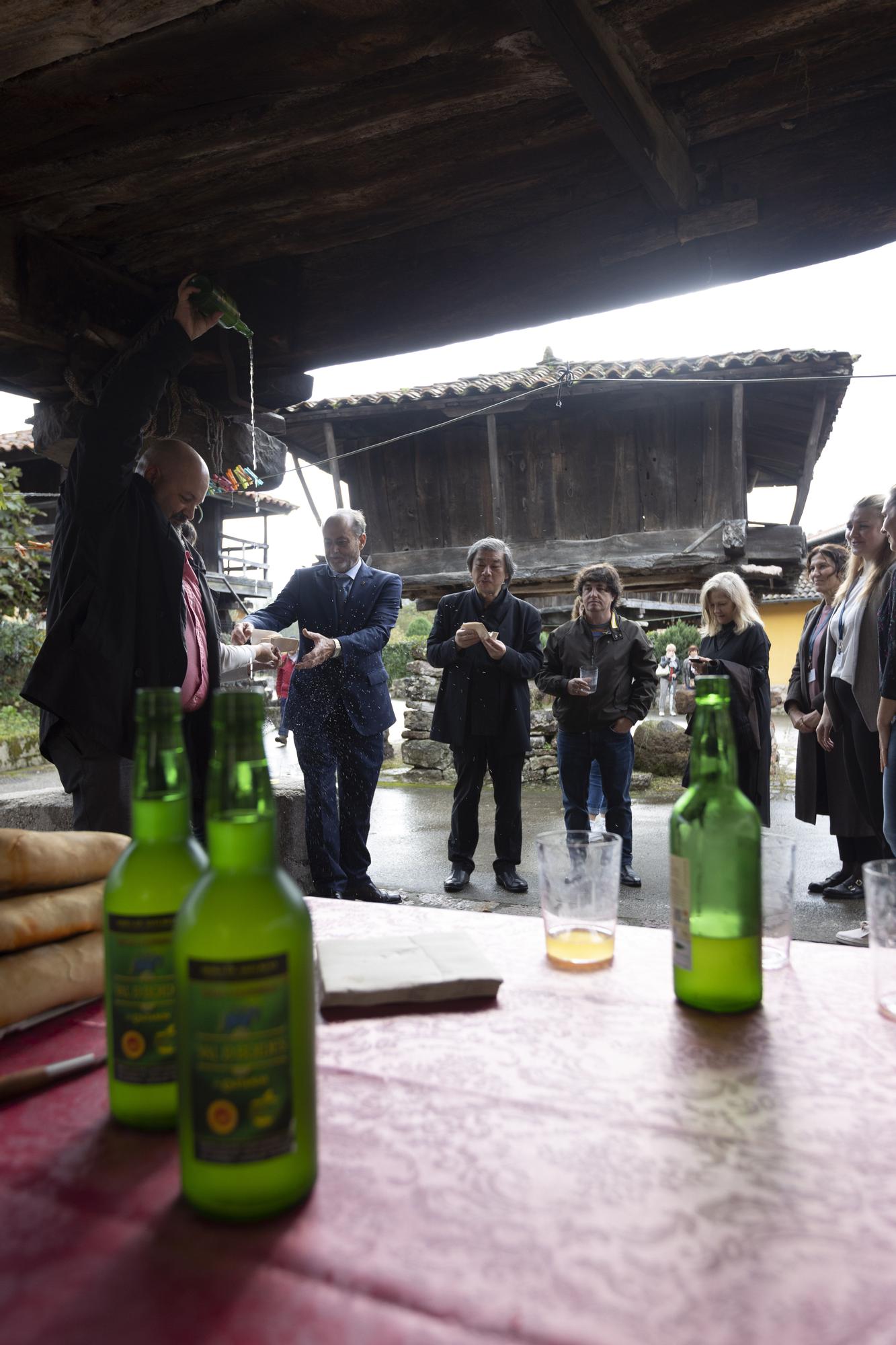 Shigeru Ban disfruta en Asturias: el arquitecto premio "Princesa" de la Concordia visita los hórreos