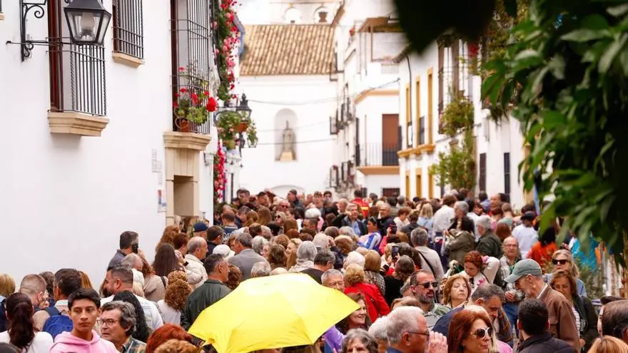 Colas con sol y lluvia en los Patios de Córdoba