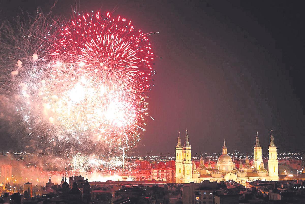 Fuegos artificiales Zaragoza Traca final con los fuegos y el ‘Somos’