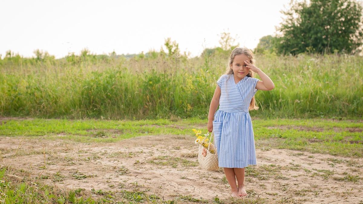 Una niña en un campo