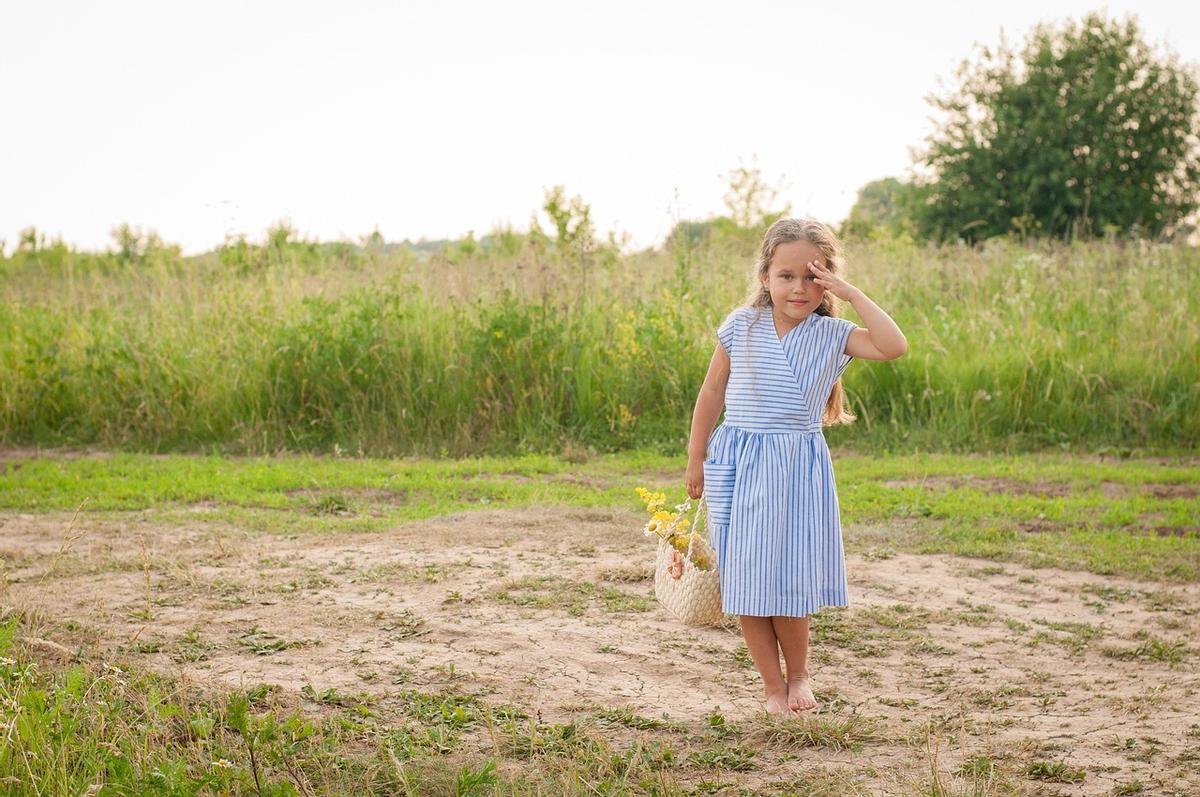 Una niña en un campo