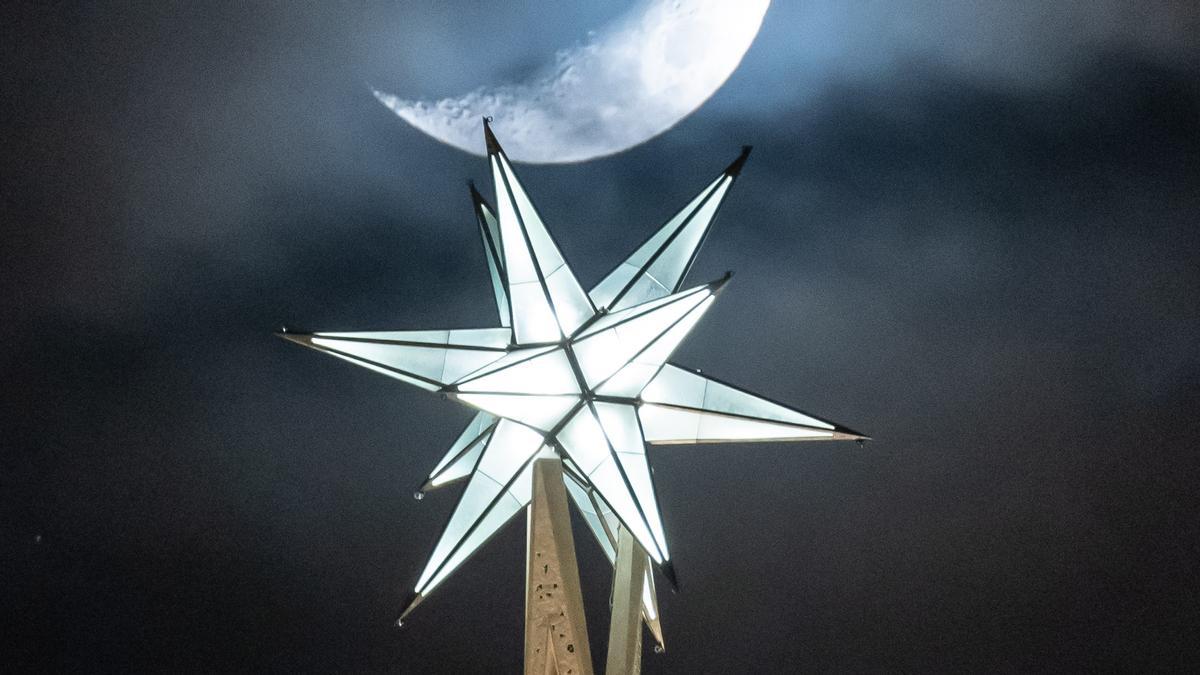 La estrella de la Sagrada Família, frente a la luna, el jueves por la noche