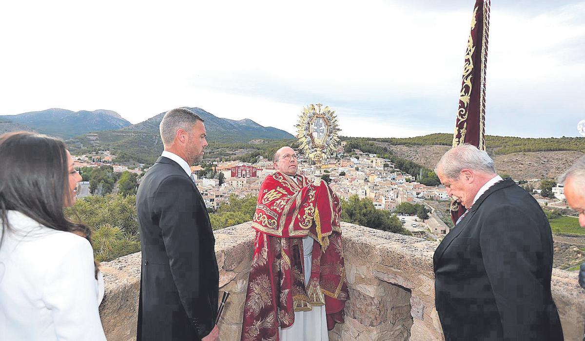 Ritual de la bendición de los campos y las pedanías en presencia del alcalde, consejera de Turismo y hermano mayor.