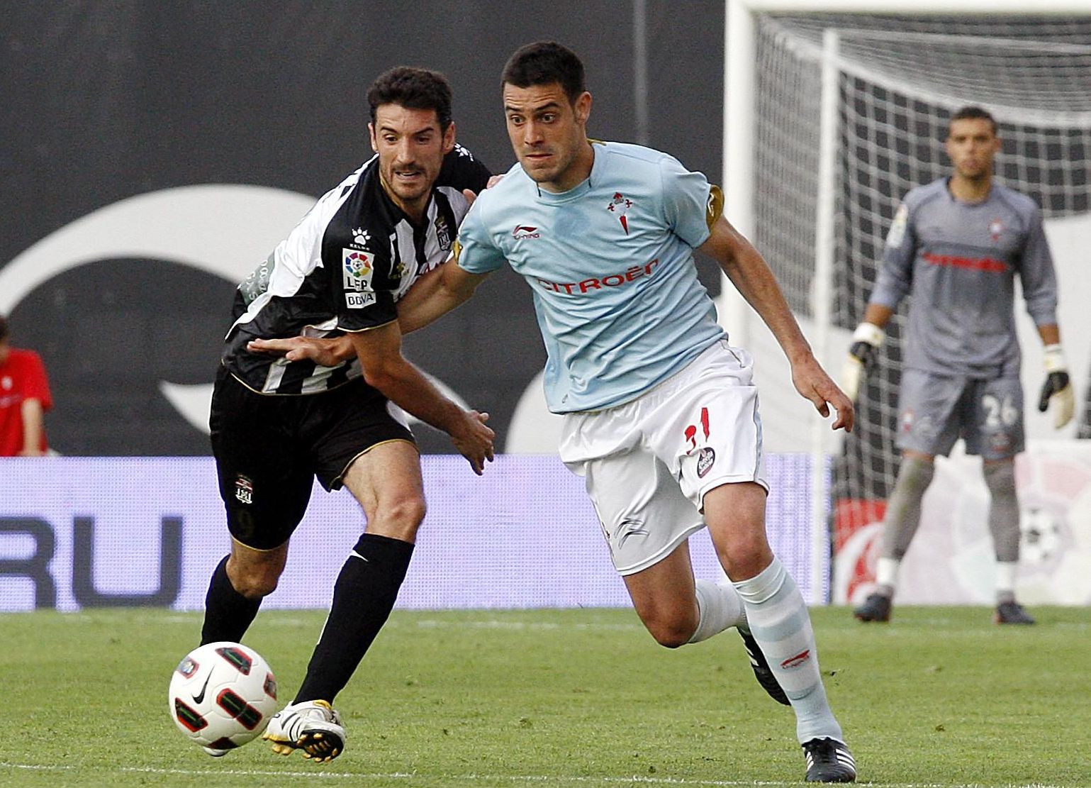 Sergio Álvarez, en el día de su debut, contempla desde la portería un forcejeo entre Túñez y Toché