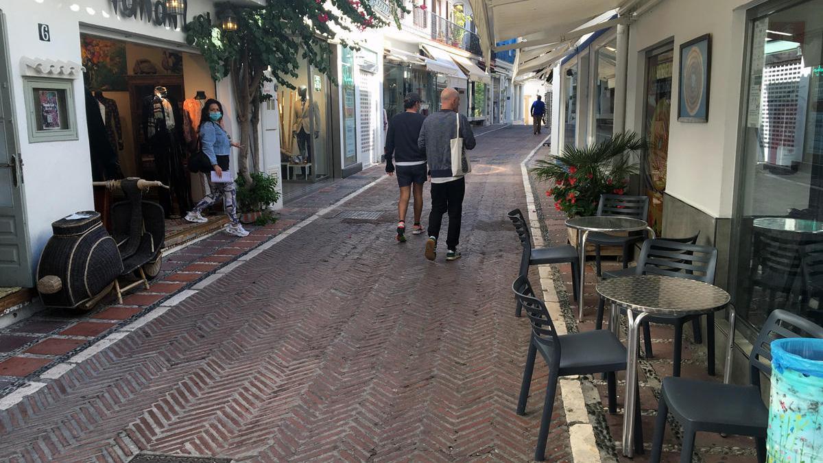 Turistas pasean por una de las calles del Casco Antiguo de Marbella.