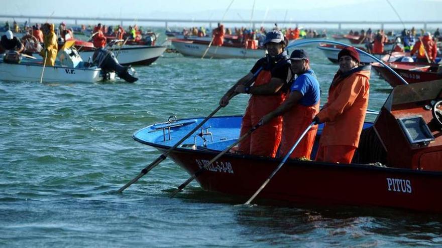 Pescadores de la flota artesanal en una ría gallega.