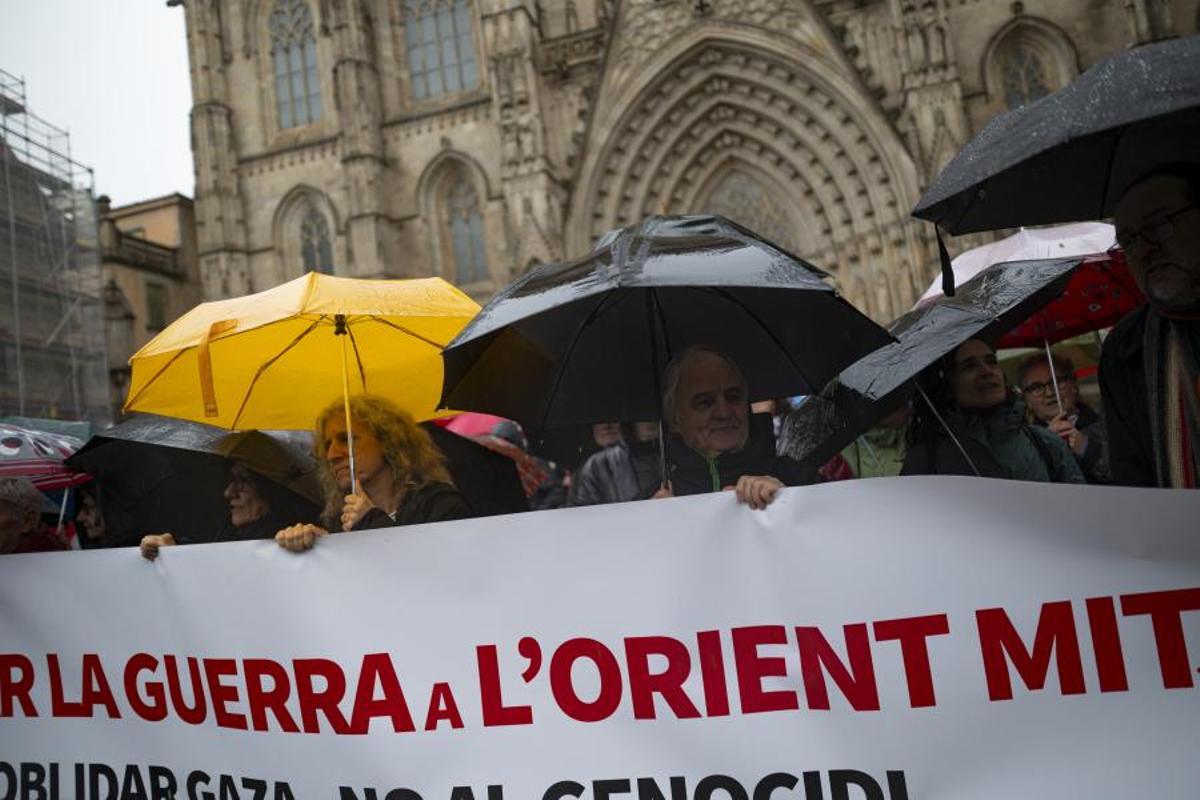 Un grupo de personas durante una concentración contra la guerra en Oriente Medio, a 14 de marzo de 2026, en Barcelona, Catalunya (España). La protesta está convocada por la plataforma Aturar la Guerra (Parar La Guerra), con apoyo de más de 150 organizaciones y personalidades.