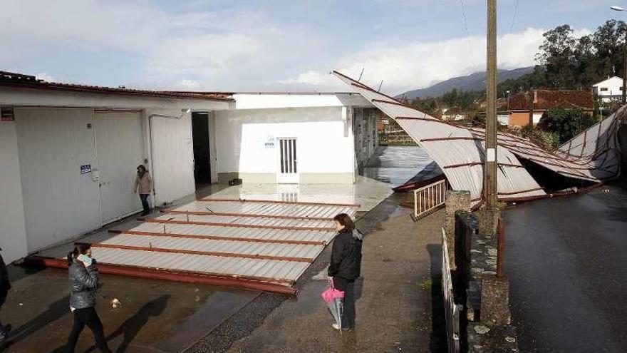 Una estructura metálica en Sanguiñeda que salió volando. // R.G.