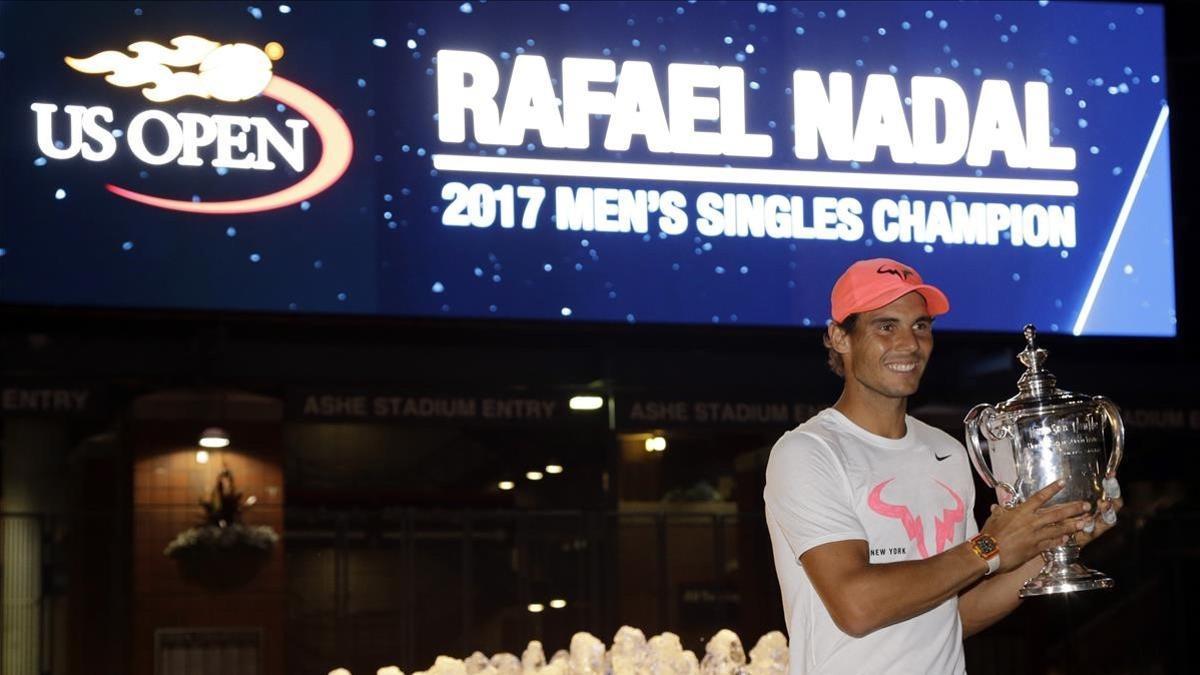 Rafa Nadal posa para los fotógrafos con la copa del Abierto de EEUU.