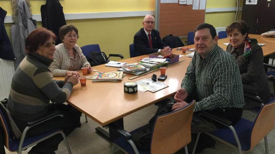 María Socorro Llamas, Lucía Caneda, Fran Rozada, Conchita Suárez y Titu Manzano, en la sala de profesores del colegio Río Sella de Arriondas.