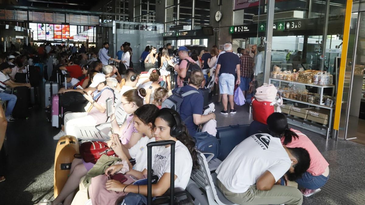 Decenas de personas en la estación de Córdoba esperando la salida de sus trenes de alta velocidad, este viernes.