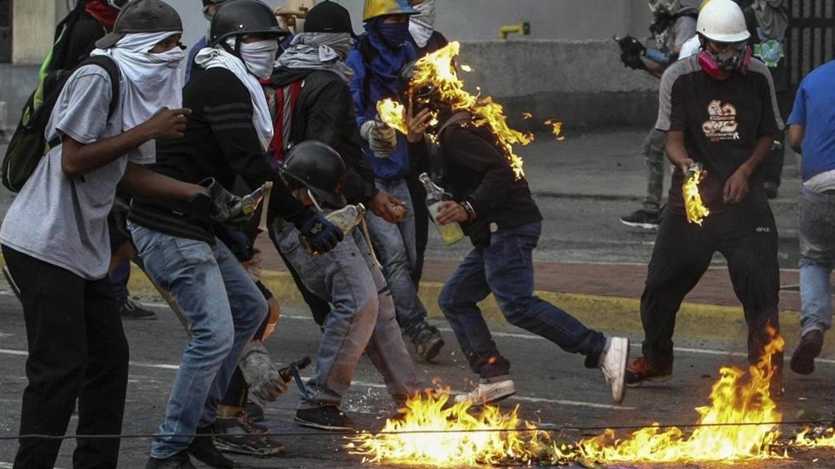 Opositores se enfrentan a la Guardia Nacional Bolivariana este lunes.