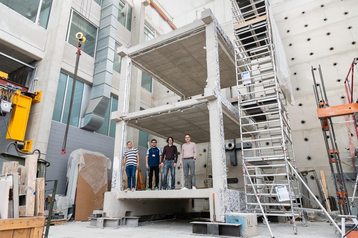 Los 'padres' del nuevo sistema de aislamiento sísmico de tabiques de yeso subidos al edificio 'probeta' del Icitech.