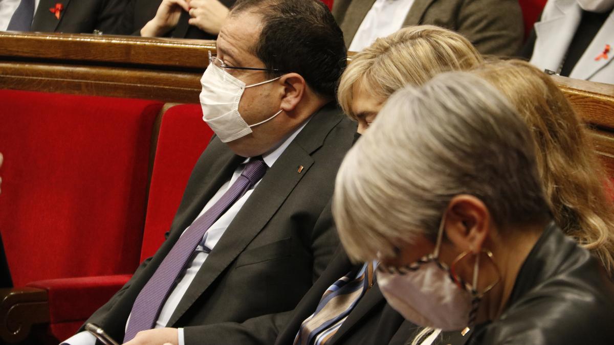 El conseller d&#039;Interior, Joan Ignasi Elena, enfocat i en segon terme assegut al seu escó del Parlament
