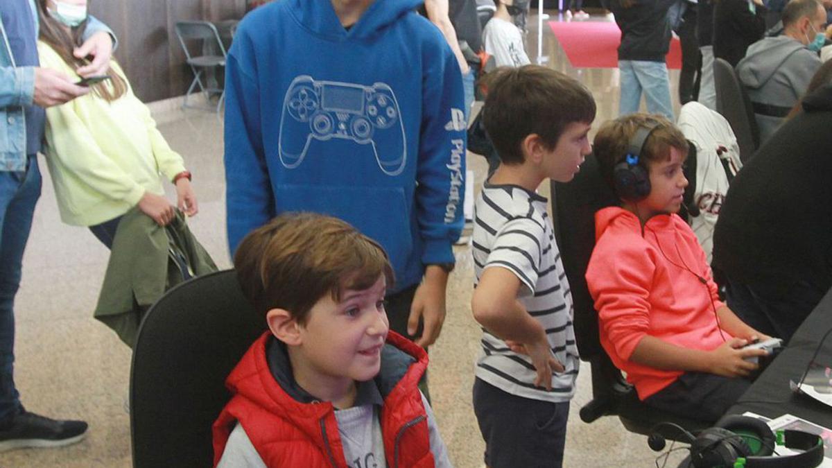 Niños y jóvenes, ayer en la concentración de ‘gaming’.   | // I. OSORIO