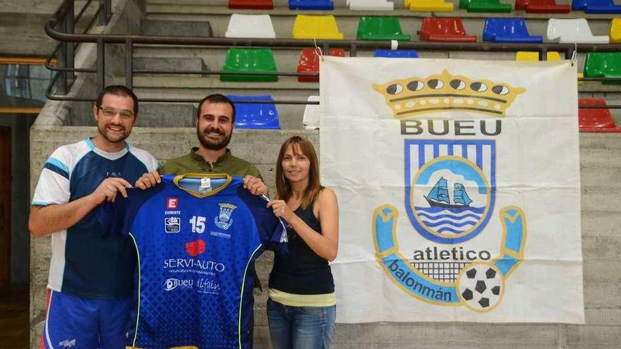 Antón Rey, en el centro, junto al presidente del Bueu Atlético y la entrenadora. // Gonzalo Núñez