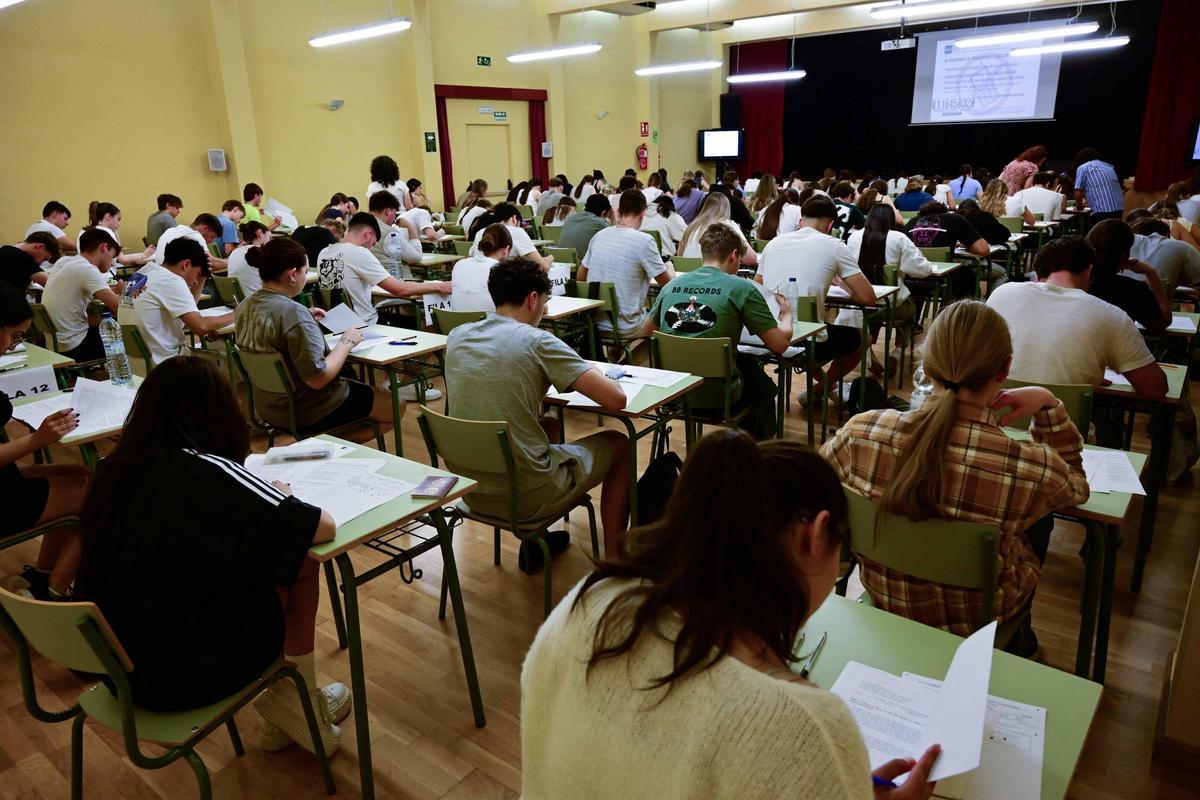 Los estudiantes, concentrados haciendo un examen
