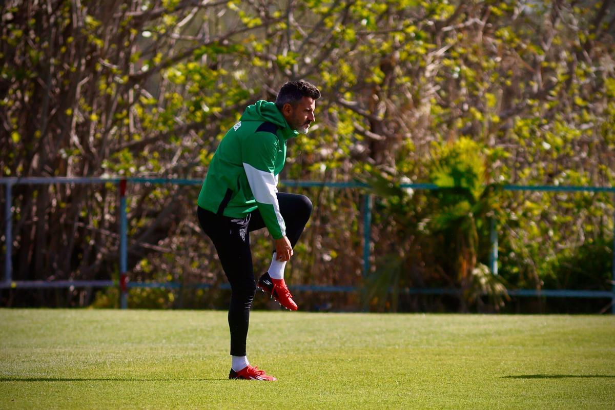 Iván Ania durante un entrenamiento del Córdoba CF