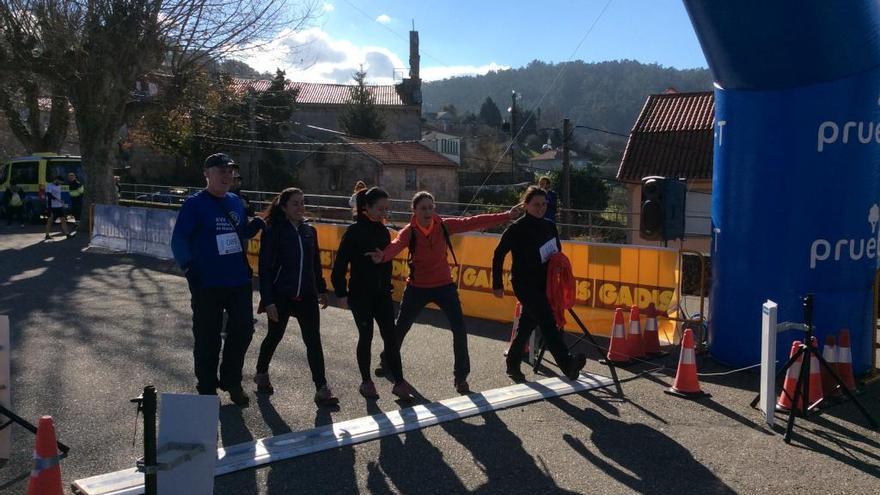 Un grupo de participantes en el momento de cruzar la meta, en el Eirado de Cela.// G.Núñez