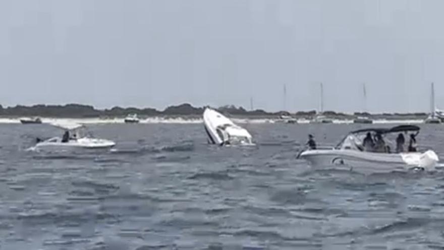 Rescatan a dos tripulantes de una lancha semihundida en la costa de Formentera
