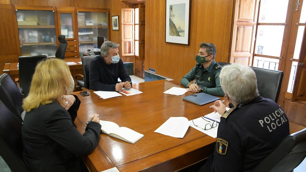 El alcalde de Xàbia, José Chulvi, en una reunión con la edil de seguridad y los responsables de la Guardia Civil y la Policía Local