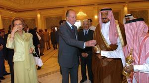undefined4354346 queen sofia and king juan carlos of spain drink arabic coffe200727212517