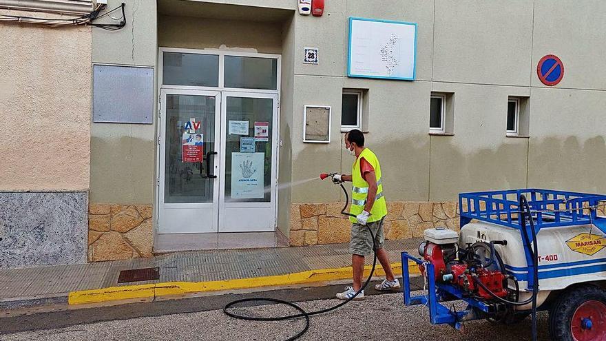 Desinfección de calles y plazas en  la Pobla del Duc