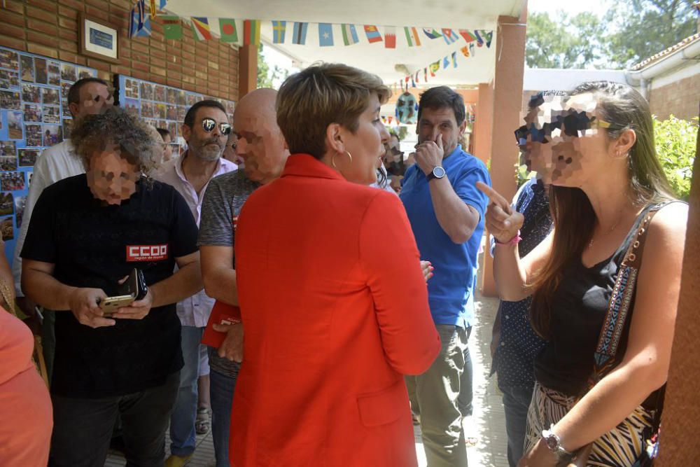 La protesta de los padres del colegio José María Lapuerta acaba en un escrache a Noelia Arroyo