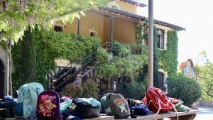 Tot de motxilles d’infants en una casa de colònies