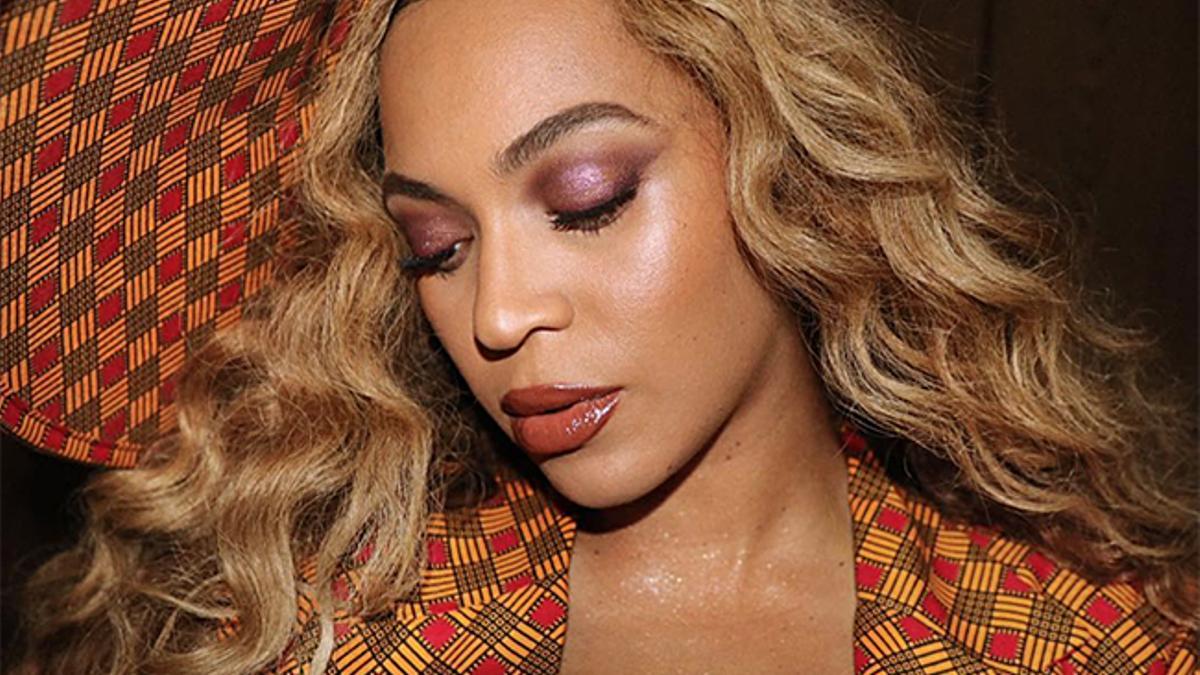 Beyoncé con traje de cuadros y tocado a juego de EnaGancio