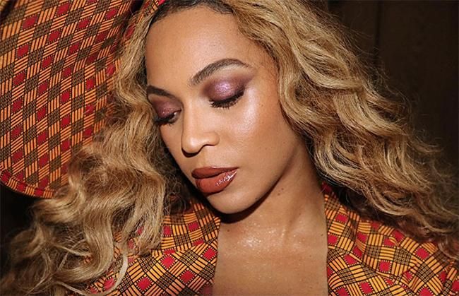 Beyoncé con traje de cuadros y tocado a juego de EnaGancio