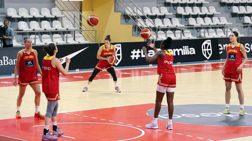 Vigo (IMD, As Travesas). Entrenamiento de la Selección Española de Baloncesto Femenino, con el vigué Miguel Méndez como entrenador y las jugadoras gallegas María Araújo y Paula Ginzo.