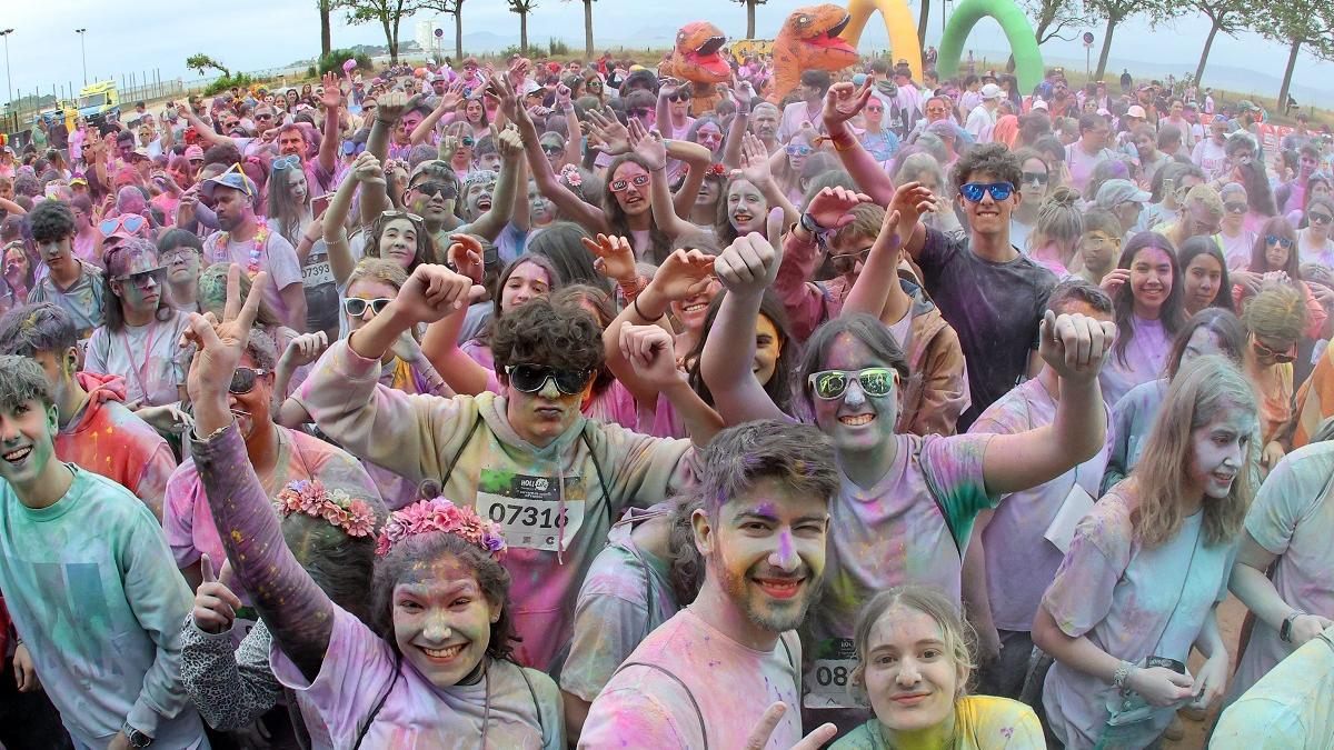 Asitentes a la Holi del año pasado, en Samil