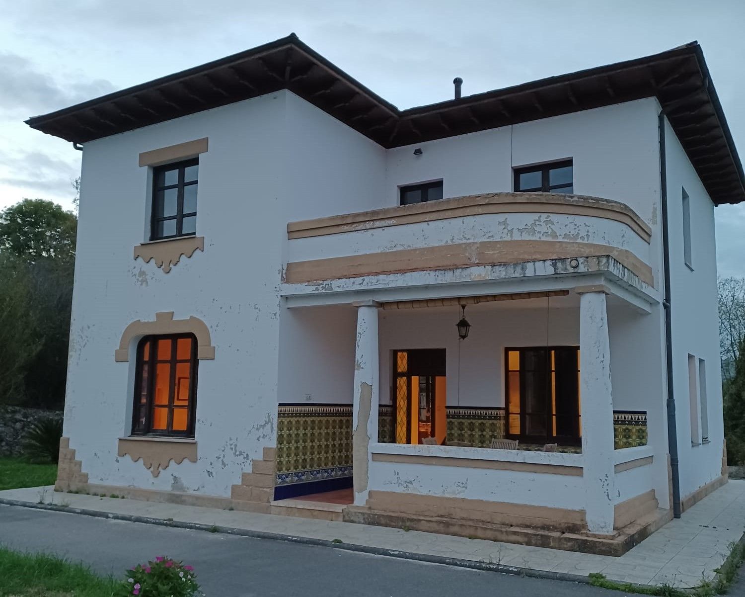 Llanera indiana: casas, plazas y escuelas, la huella de los que marcharon a hacer las Américas