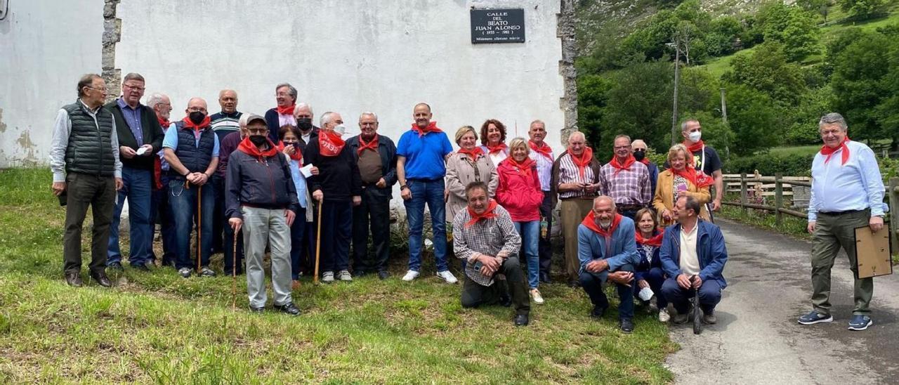 Misioneros y vecinos de Cuérigo, ante la placa de la calle que homenajea a Juan Alonso. | Camporro