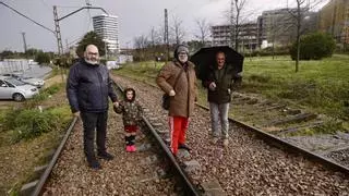 Bronca en Gijón ante Adif por su plan de vallar las vías del tren en la zona oeste e impedir el cruce de vecinos: "Es una burla"