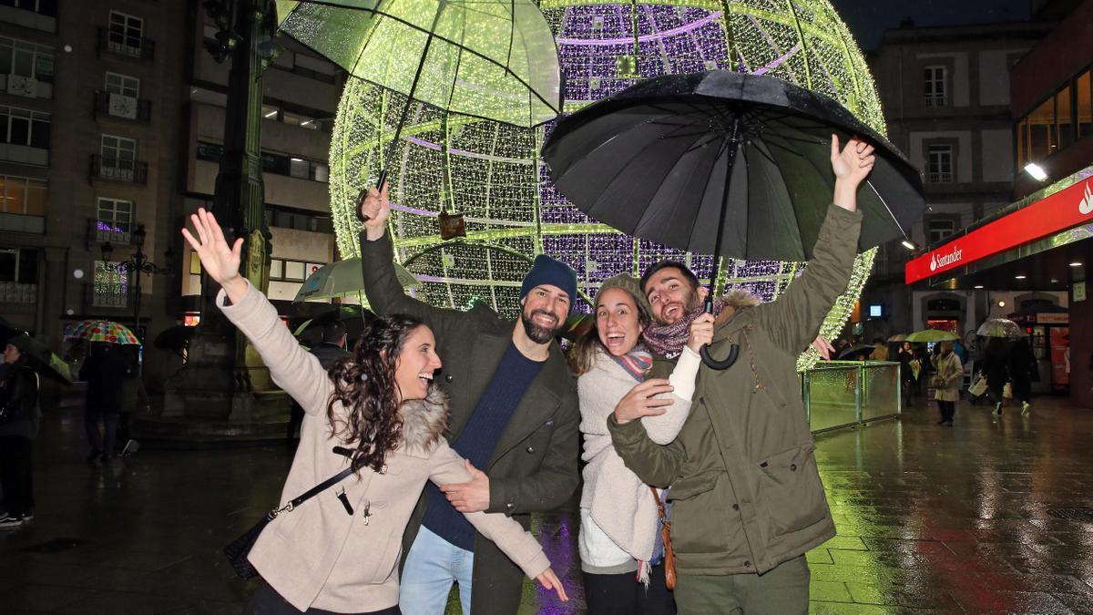 Foto de archivo de un grupo de jóvenes con paraguas durante una la campaña de la Navidad en Vigo de 2017.