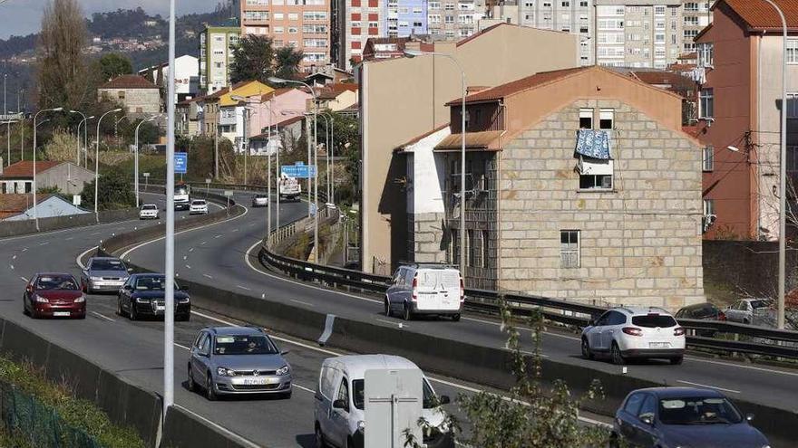 Acceso de la autopista AP-9 en Vigo a su paso por Teis, muy cerca de viviendas. // R. Grobas