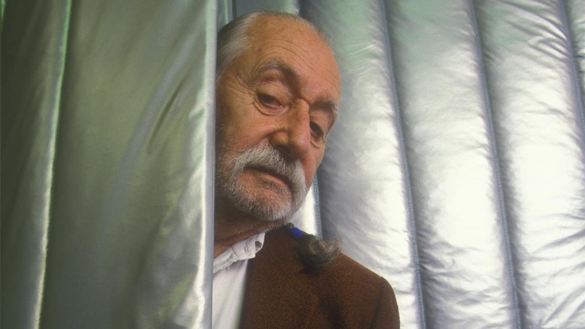 Picture taken in 1999 of Italian Designer and architect Ettore Sottsass  The figurehead of 20th-century Italian design and founder of the influential Memphis Group  died  31 December 2007  aged 90  the ANSA news agency reported  Sottsass died at his home in northern Milan of heart failure after suffering from the flu  ANSA said  AFP PHOTO   MARCELLO MENCARINI