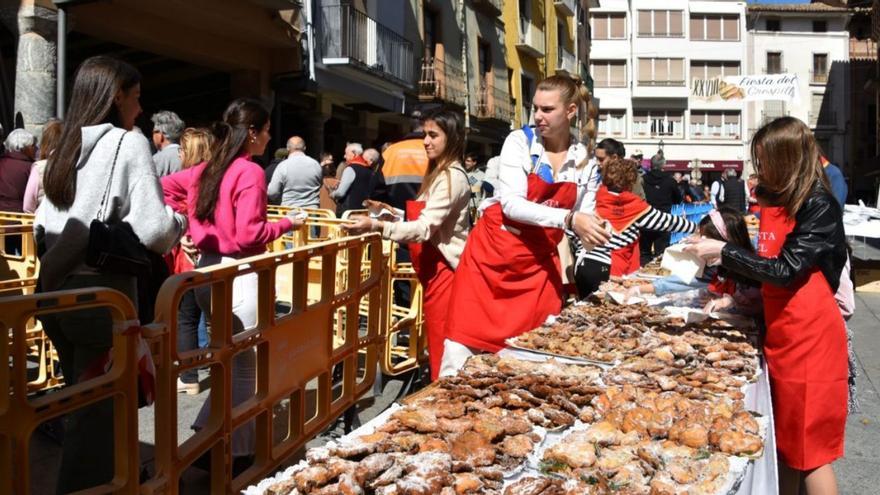 Reparto de dulces en la plaza del Mercado de Barbastro. | AYUNTAMIENTO DE BARBASTRO