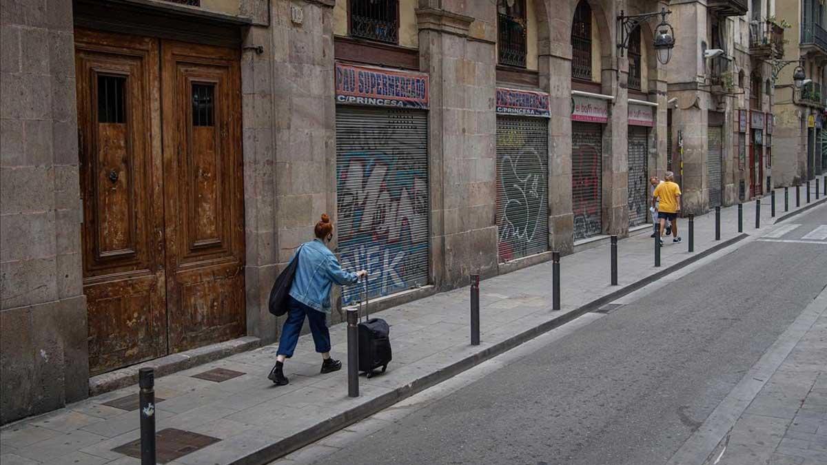 El PIB se recupera un 16,7 % en el tercer trimestre tras el confinamiento. En la foto, comercios cerrados en Barcelona en julio pasado.