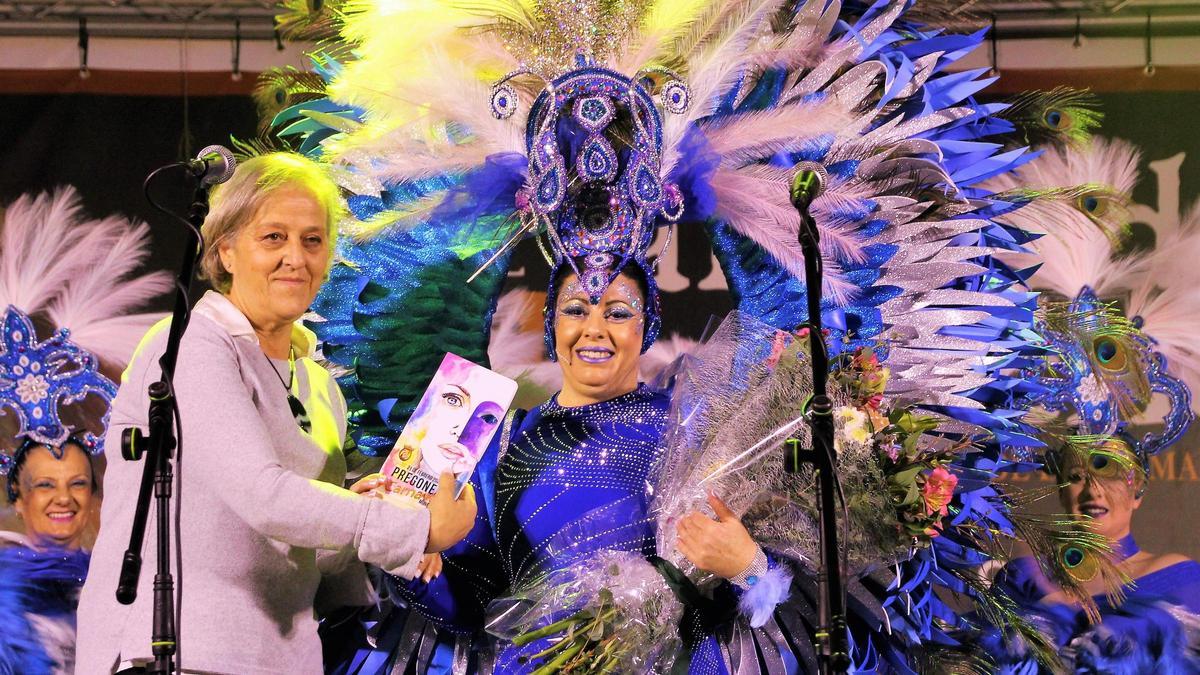 María José Murillo recibiendo el título de pregonera del Carnaval