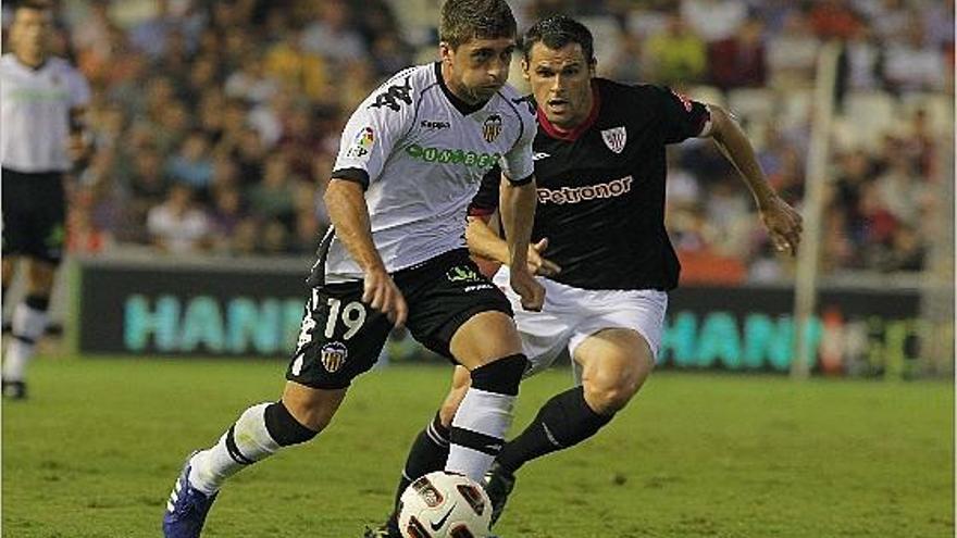 Pablo se escapa de la marca de Orbáiz en el encuentro contra el Athletic Club, el pasado sábado en Mestalla.