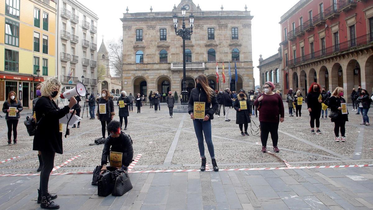 Concentración de empresarios y trabajadores de peluquerías frente al Ayuntamiento de Gijón.