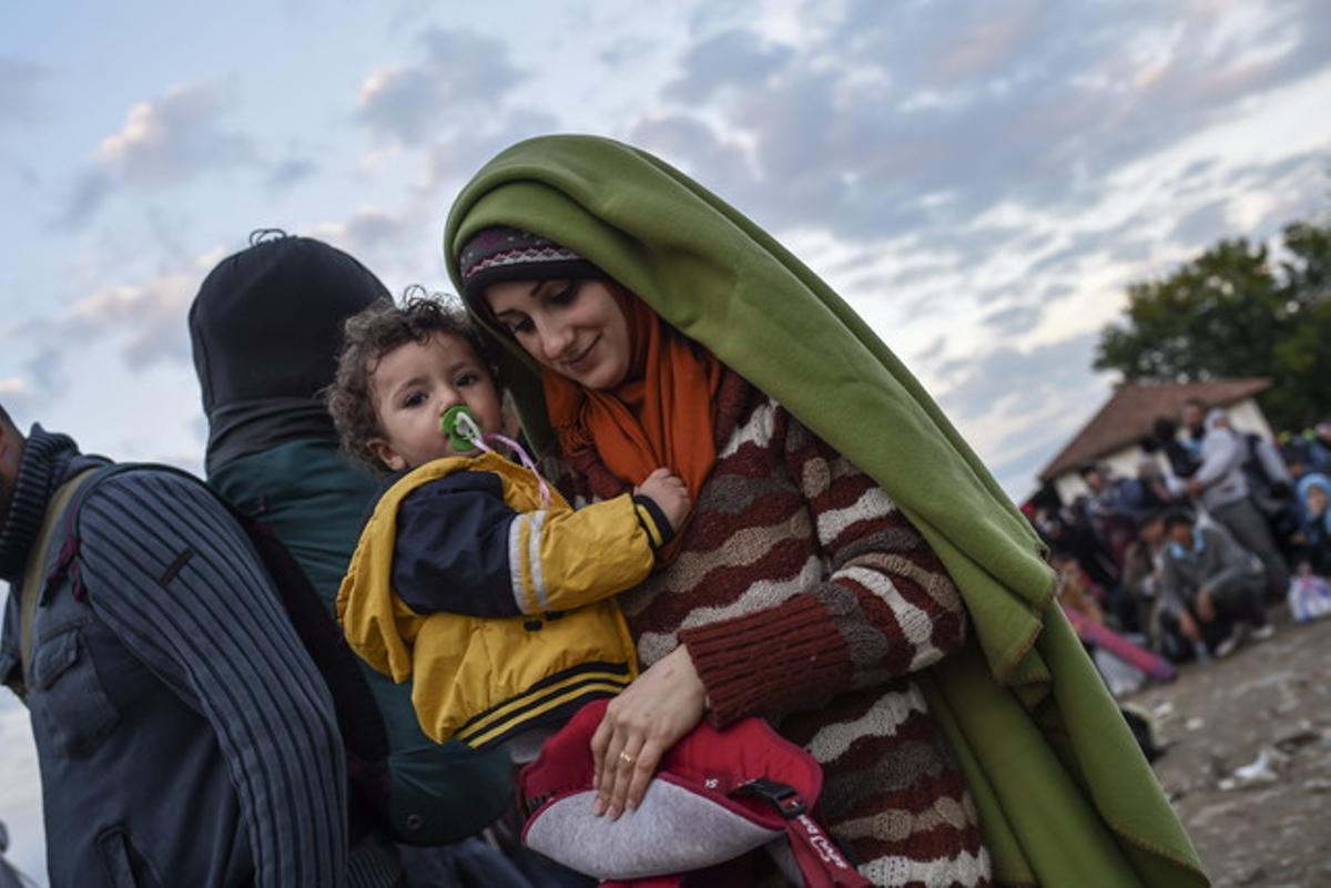 Los refugiados esperan permiso para entrar al campo de registro hoy, lunes 19 de octubre de 2015, después de cruzar la frontera entre Grecia y Macedonia, cerca de la ciudad de Gevgelija.