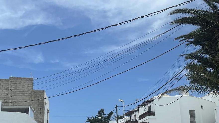 El PP alerta del riesgo por los cables descolgados en San Bartolomé