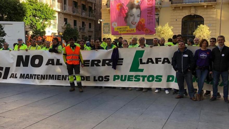 Los trabajadores han desplegado una gran pancarta y han mostrado una camiseta, en alusión al 8 de Marzo.