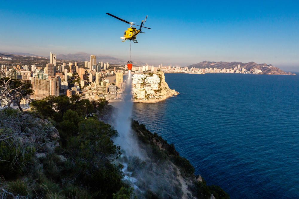 Declarado un incendio junto a la torre del Aguiló en la Cala de La Vila