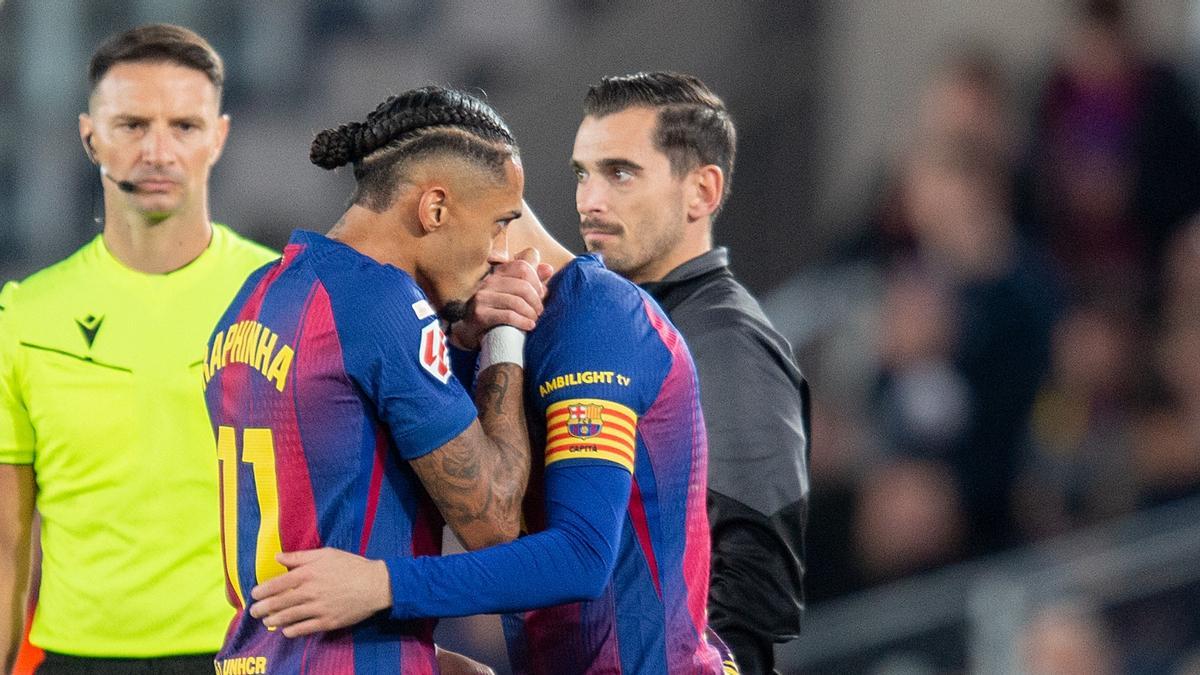 Raphinha besa a Pedri en el momento en el que el canario le sustituye.